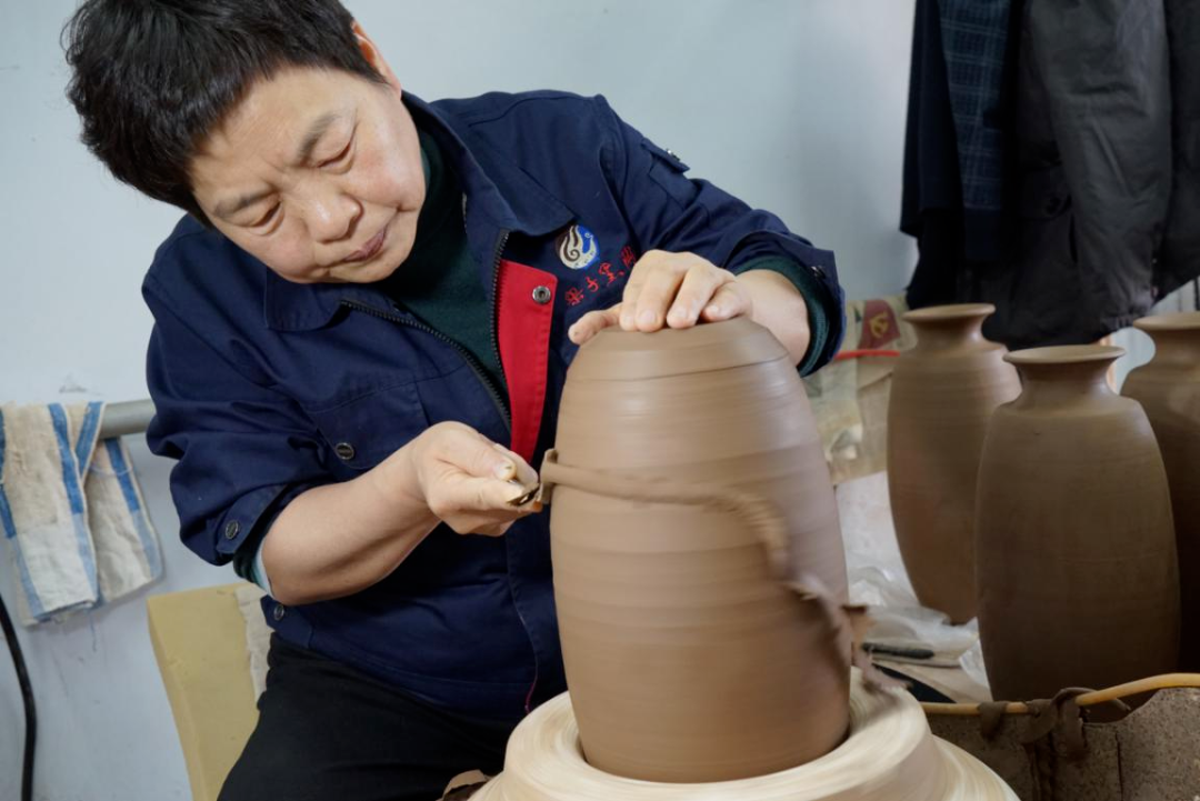 梁丽霞,女,56岁,九三学社社员,大专学历,德州梁子黑陶文化有限公司