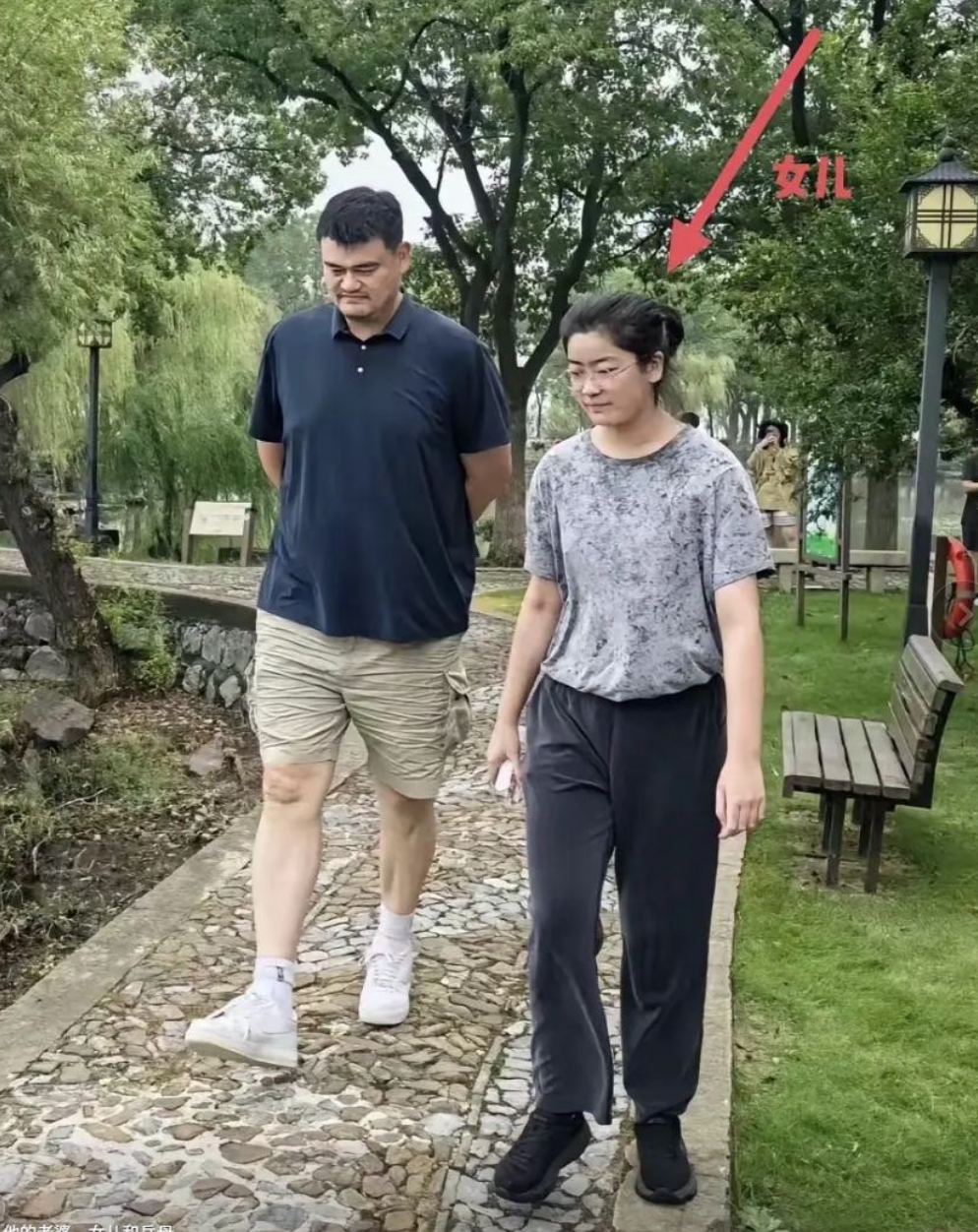 姚明罕见与女儿同框 女儿身高快2米