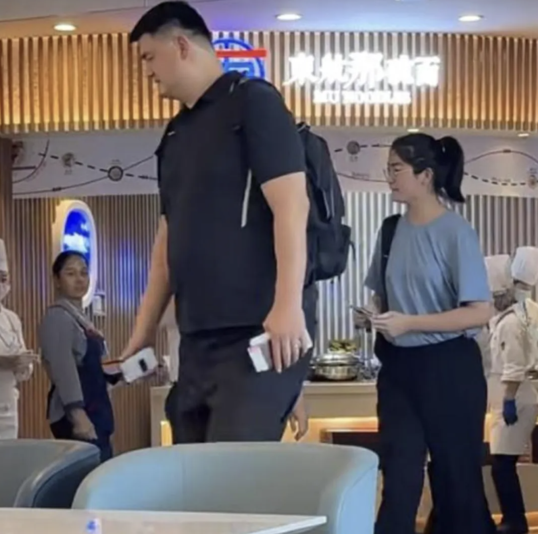 姚明罕见与女儿同框 女儿身高快2米