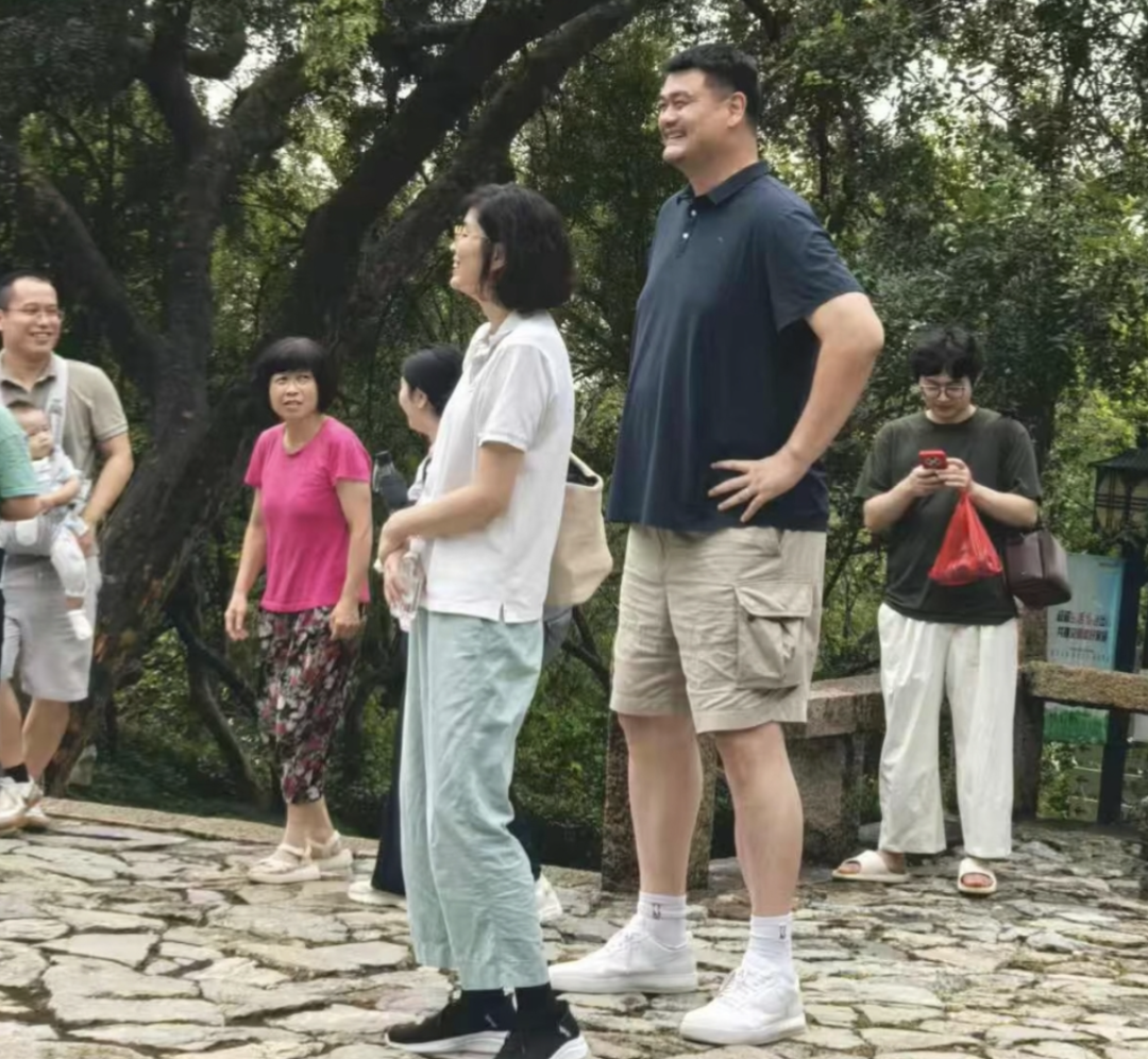 姚明罕见与女儿同框 女儿身高快2米,姚明一家游太湖被偶遇，15岁女儿身高快两米，父女..