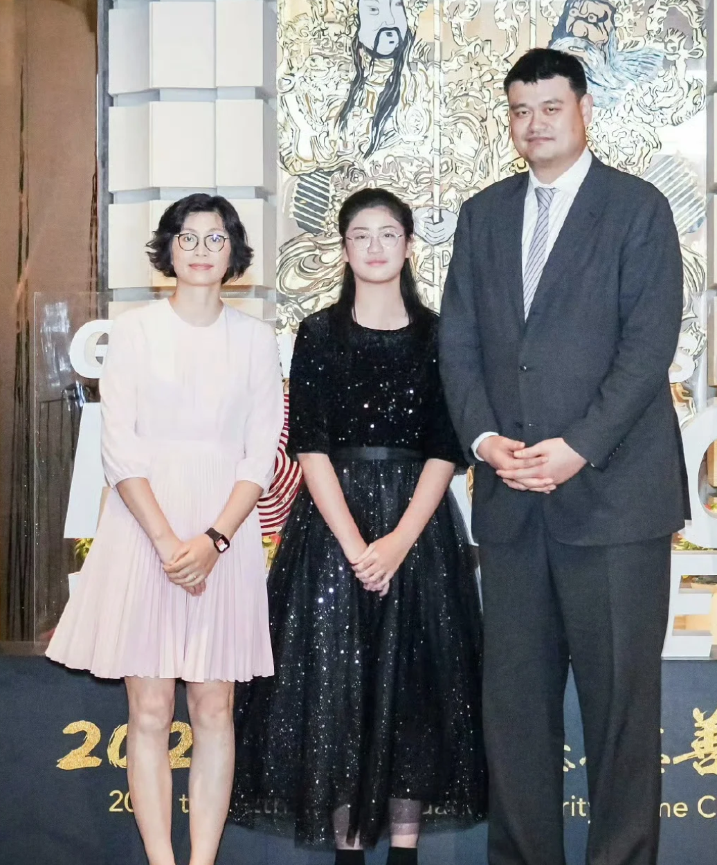 姚明罕见与女儿同框 女儿身高快2米