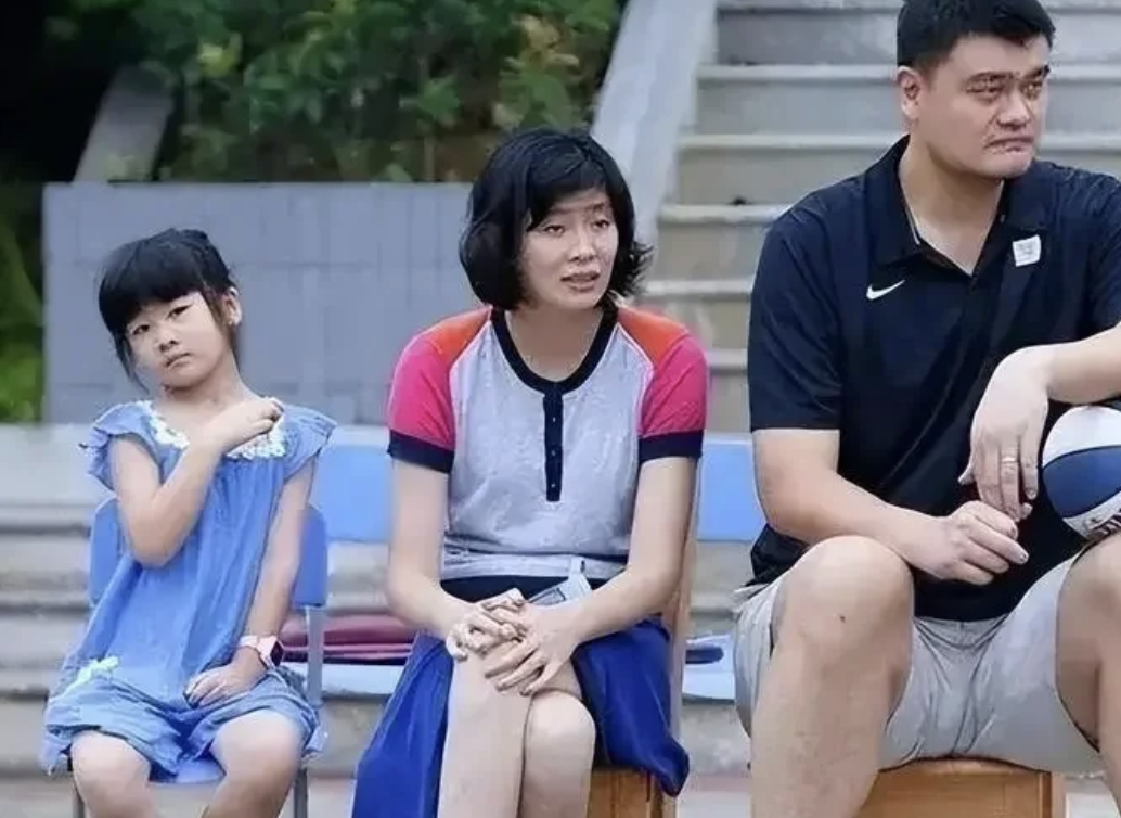 姚明罕见与女儿同框 女儿身高快2米