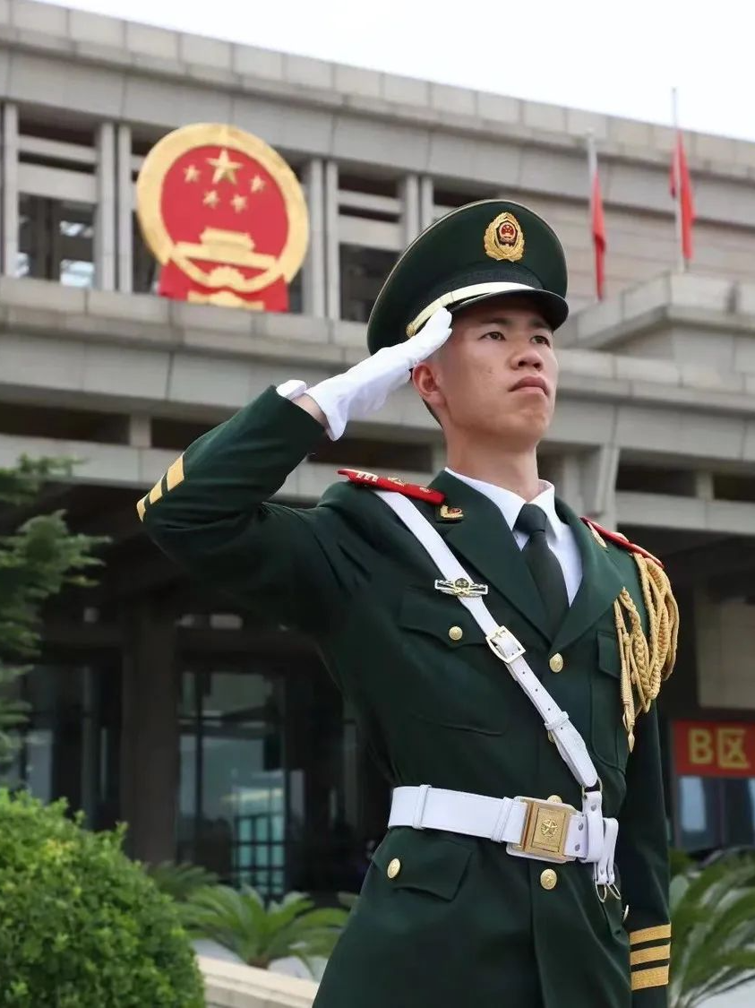 韦晓杰: "从军营到警营,从橄榄绿到藏青蓝,我的青春多了一种