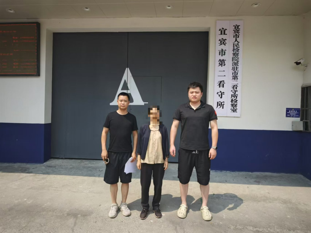 冲上热搜！警校女实习生工作抓了个逃犯！网友：新手成功上分