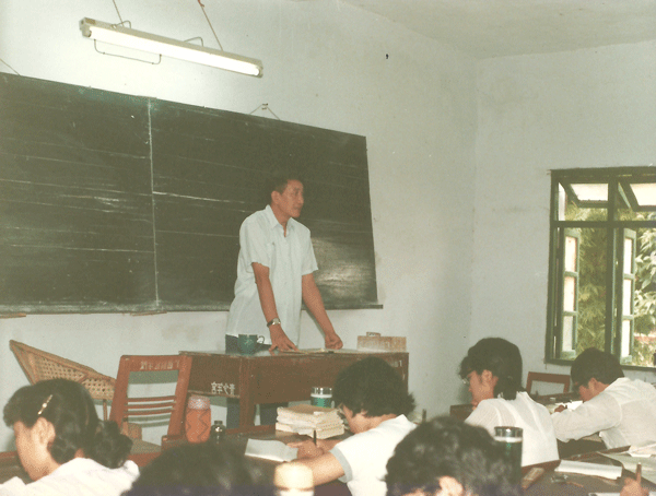 胡守为1986年在梧州政史班讲课。图片来源：莞城图书馆