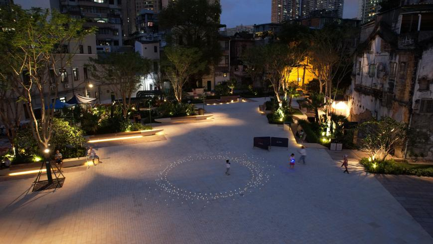 大地广场“明月广场”和“流金公园”主题夜灯铺装 