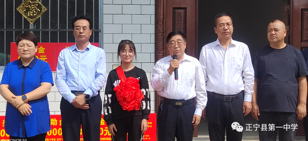 县委常委,副县长彭雅宏讲话指出,冯迎迪同学在今年的高考中以602分的