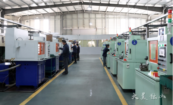 2月21日,记者走进贵州丰达轴承有限公司生产车间看到,现场一派热火