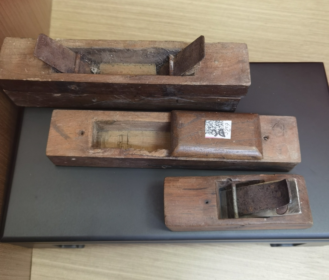 用平木板或特制药斗压住润好的药材,在刨面上来回推动,即可将药材刨