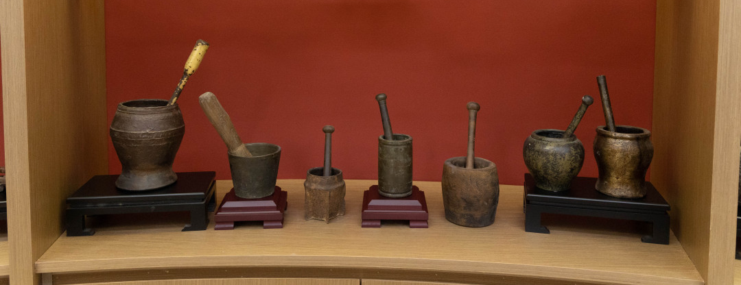 杵臼,读音chǔ jiù,古时舂捣药物器皿,是传统制药使用的基础研磨工具