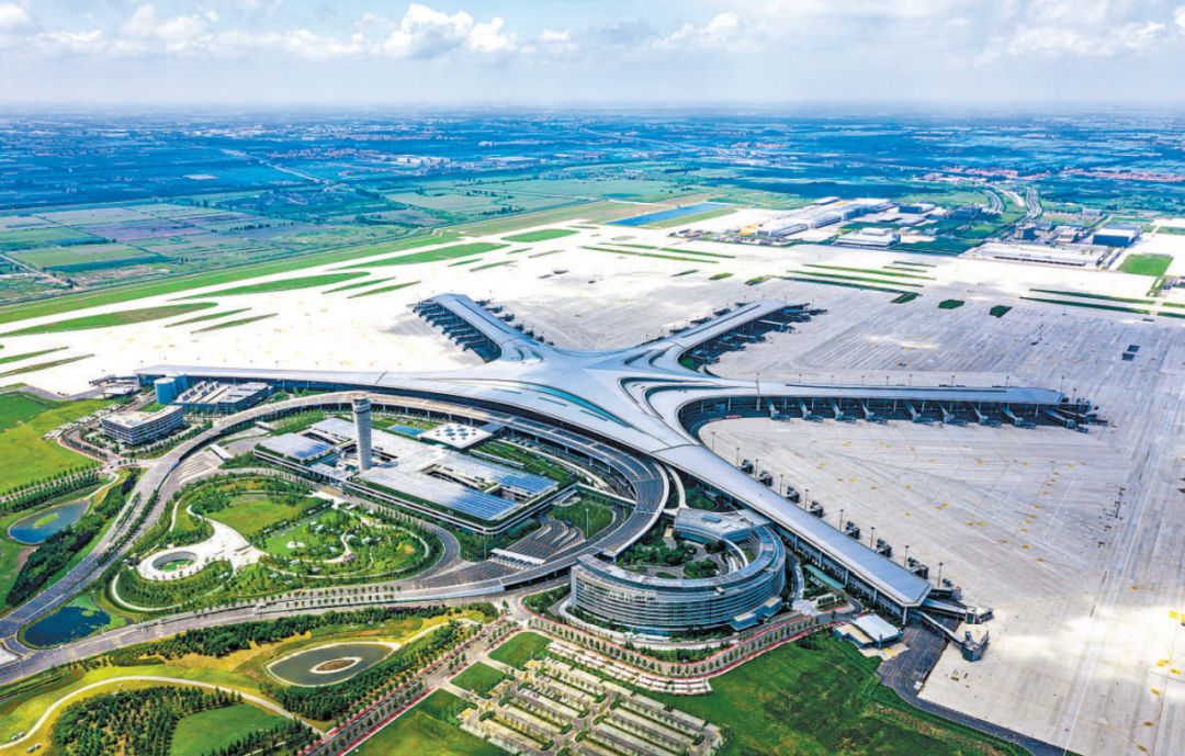 青岛胶东国际机场正式转场运营人民日报8月13日1版