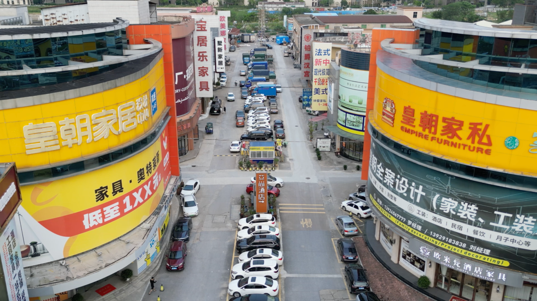 龙江镇家具十里长廊部分街景 。南方周末记者冯飞｜摄