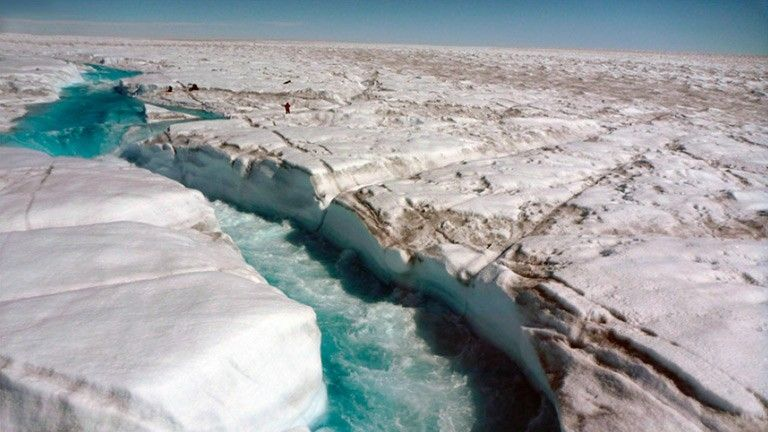 格陵兰冰盖上的蓝色融水河流