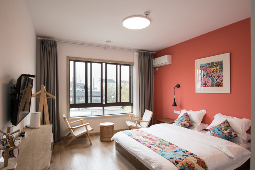 塘舍枫特色民宿坐落于"明月山塘",以枫叶为主题,体验枫香晚花静, 锦