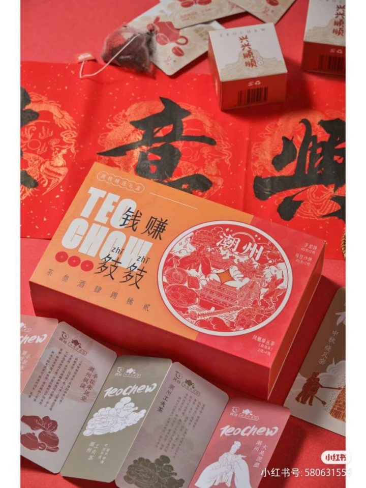 和通往二楼天台楼梯旁边,充满潮汕特色的文创产品,从钥匙扣,到冰箱贴