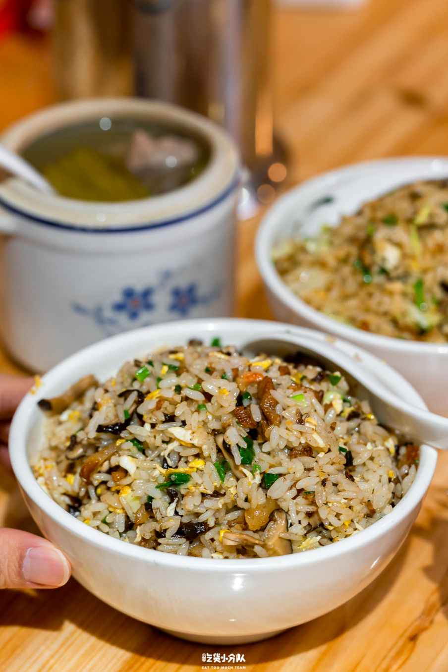 从以前小巷里一个人打理小店,变成了现在4,5个小师傅一同炒饭的餐厅