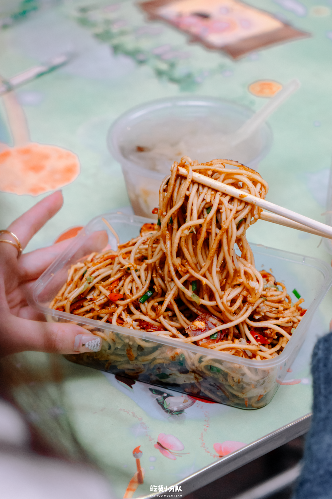 麻烦,腊肠瘦肉蛋炒油面,加辣