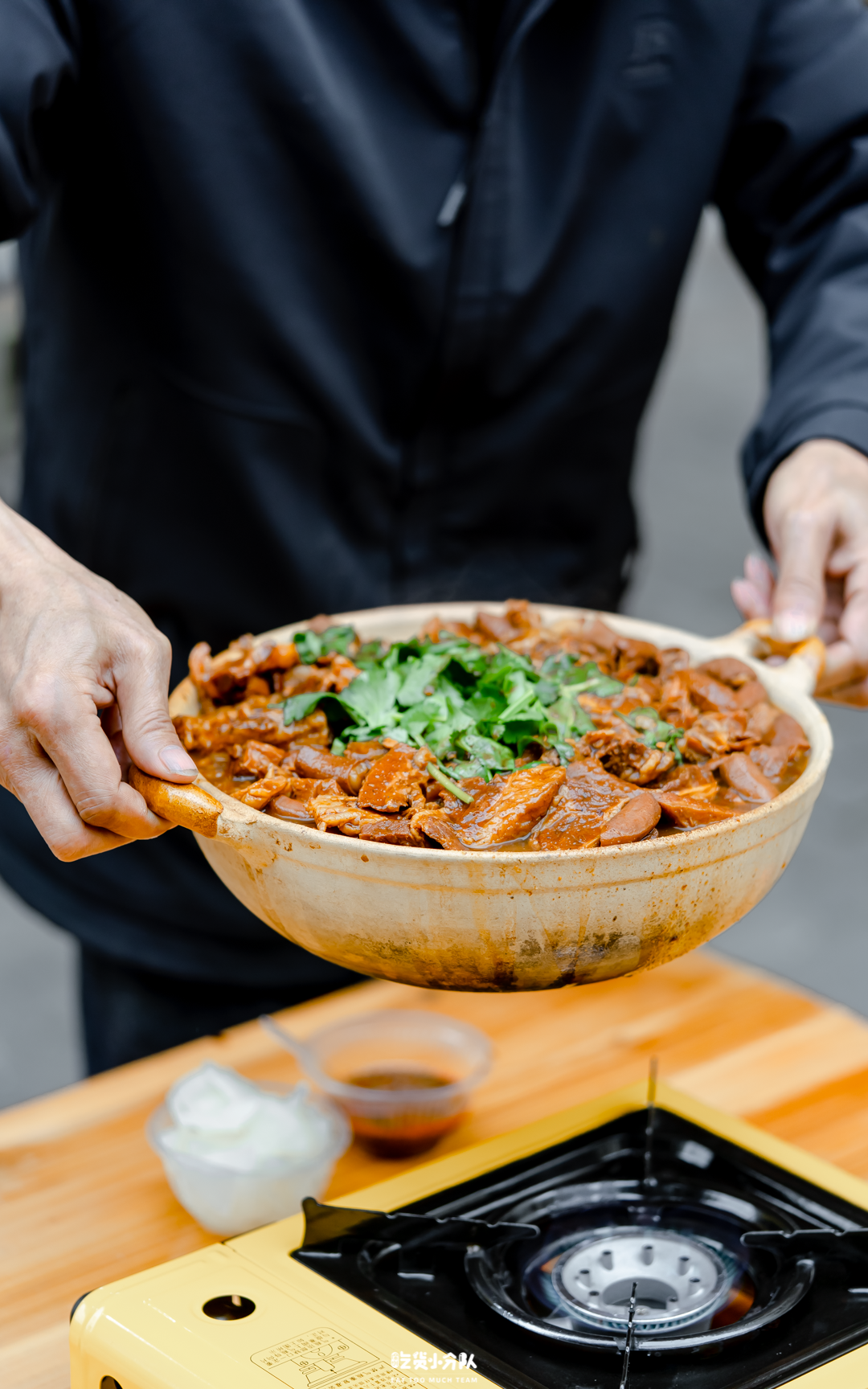 做牛杂做了十几年了,一般每天都只煮一锅牛杂,每天5点开档,卖完就打烊