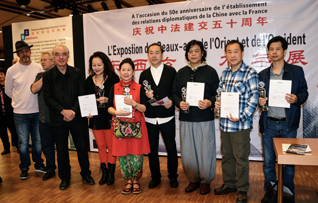 2014年巴黎卢浮宫颁奖现场，法国艺术家协会主席雷米·艾融（左一）为获奖者颁奖。