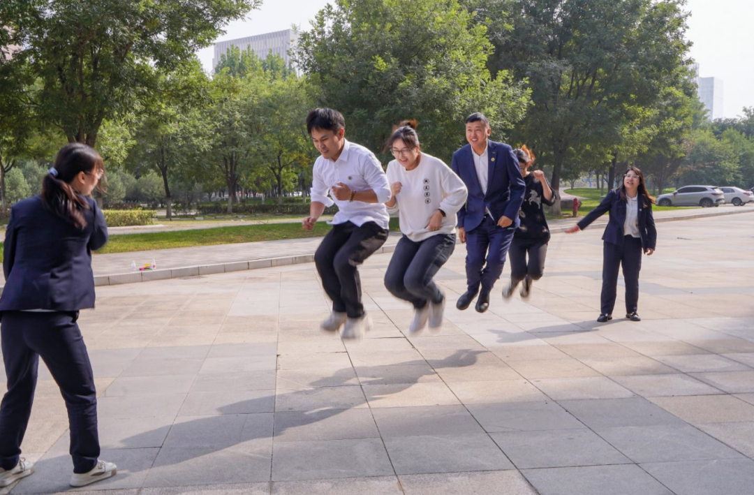 连接勇气和力量紧张的团队赛后第二组团队以2分钟内71跳绳数获得冠军