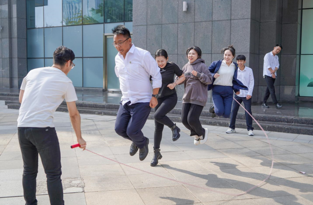 连接勇气和力量紧张的团队赛后第二组团队以2分钟内71跳绳数获得冠军
