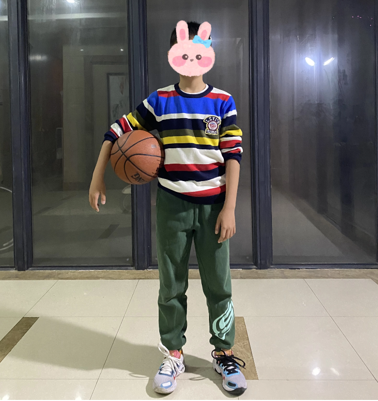 学会了吗（小孩篮球几岁培养?）小孩练篮球的最佳年龄，12岁儿子每周练篮球7小时，我想说：坚持一项运动太值了！，