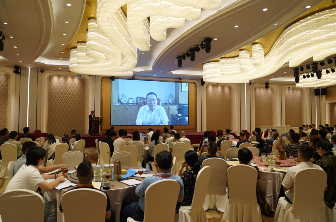 李曙成會(huì)長(zhǎng)因其他重要公務(wù)未能出席本次會(huì)議，現(xiàn)場(chǎng)發(fā)表視頻致辭