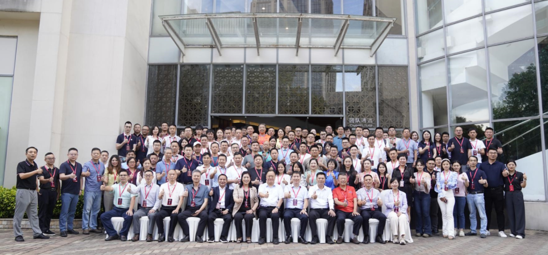 深圳市電子商會(huì)第六屆理事會(huì)第五次會(huì)議在河源市源城區(qū)合照（部分）