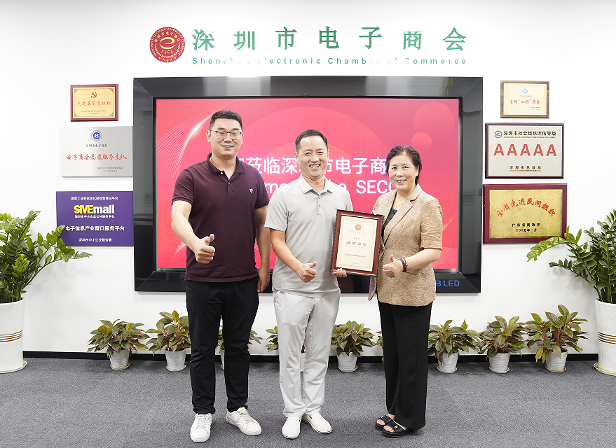 徐慧英常務(wù)副會(huì)長（右）與姚振雷副秘書長（左）熱情接待新晉理事單位（中）