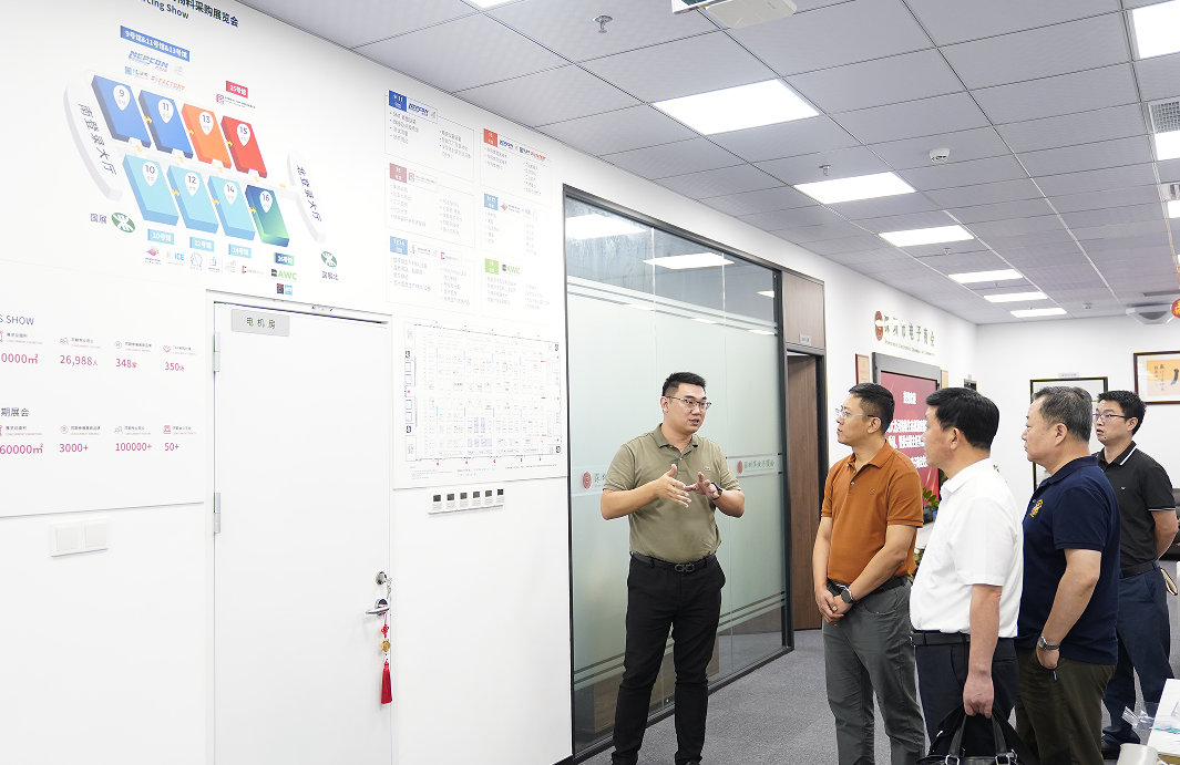 青島大沽河省級生態(tài)旅游度假區(qū)黨工委委員、管委會副主任李漢帥一行到訪電子商會，受到姚振雷副秘書長的熱情接待，并針對ES SHOW進行了詳細(xì)說明