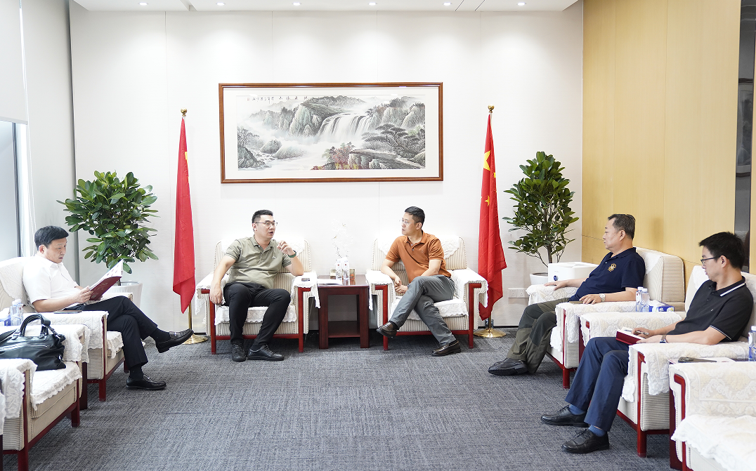 青島大沽河省級生態(tài)旅游度假區(qū)黨工委委員、管委會副主任李漢帥一行到訪電子商會，受到姚振雷副秘書長的熱情接待，并進行座談交流