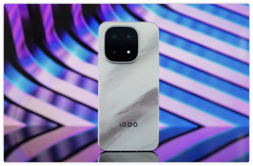 嘴上说“消费降级”，钱包却悄悄投了旗舰一票：这四款新机凭什么销量反超前代？