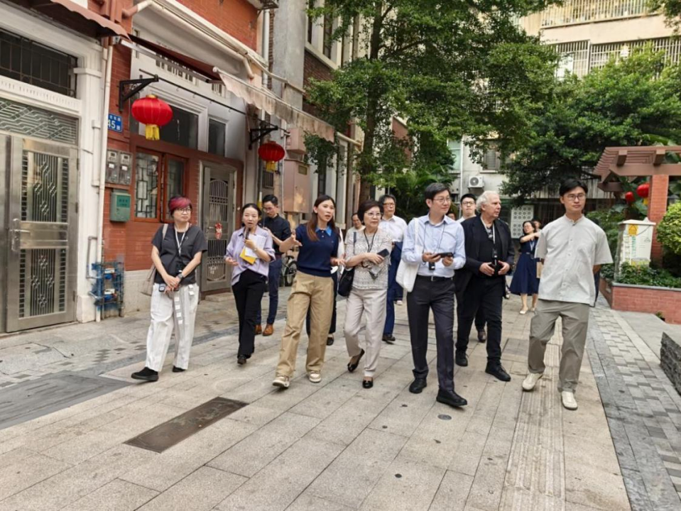 李光耀世界城市奖评选考察团专家现场调研社区城市更新及绿化提升情况.png