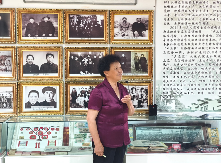 “戶兒家”文化大院館長李紅秀為采訪團講解民族團結(jié)故事。呂路萍 攝
