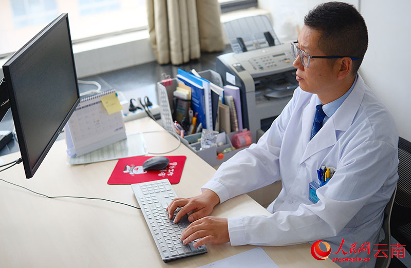 张振宇图说-云南省第一人民医院临床营养科副主任营养师张振宇工作照。-人民网记者-庄志斌摄