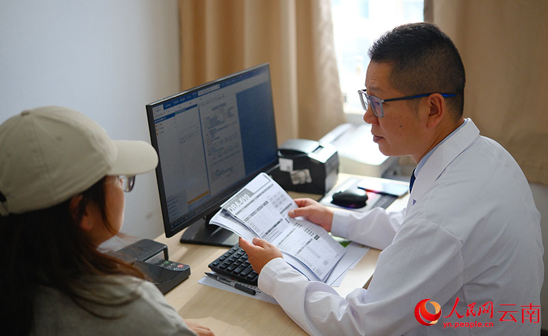 张振宇图说-云南省第一人民医院临床营养科副主任营养师张振宇门诊中。-人民网记者-庄志斌摄