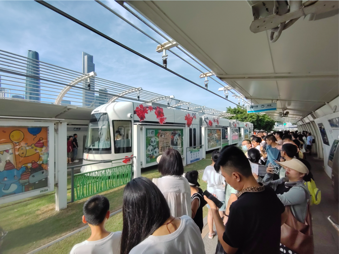 海珠有轨电车广州塔站，不少人排队乘坐有轨电车。（广州日报资料图）