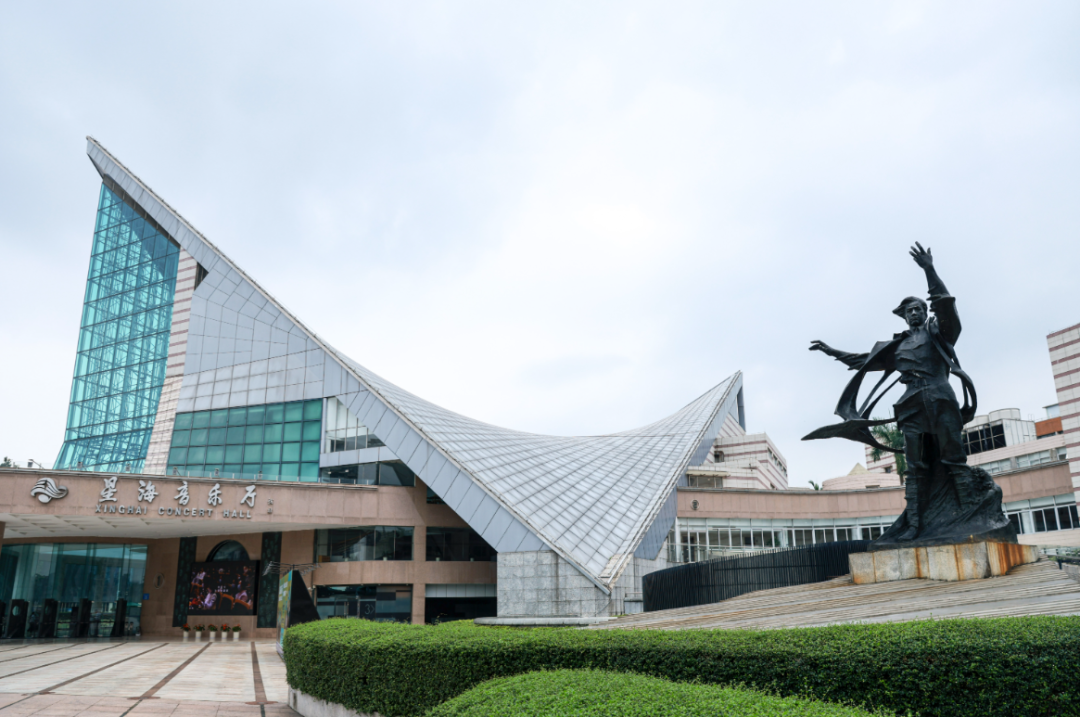 星海音乐厅门前的冼星海雕像。