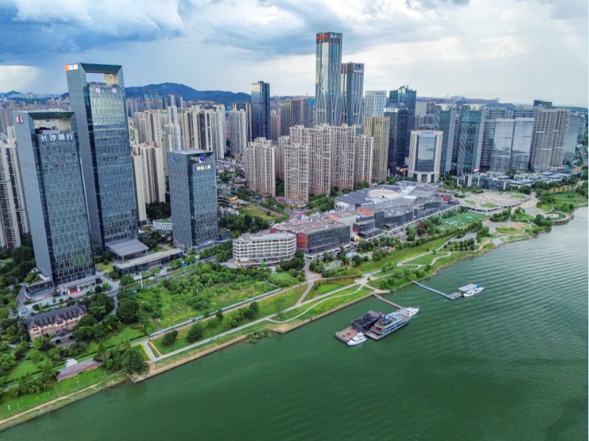 长沙湘江西岸沿江天际线建筑。