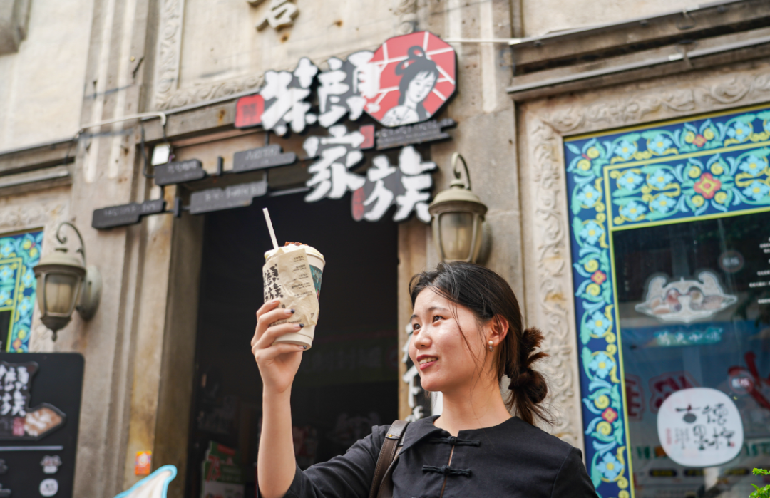 在长沙五一商圈，每隔几百米就能看到一家茶颜悦色。