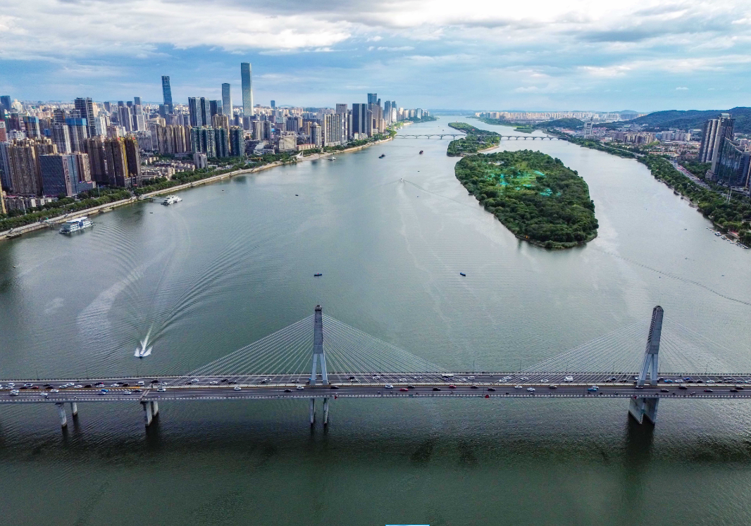 长沙湘江两岸风光。