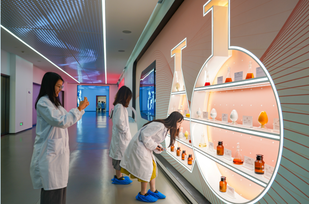 广州日报记者走进水羊股份采访调研。