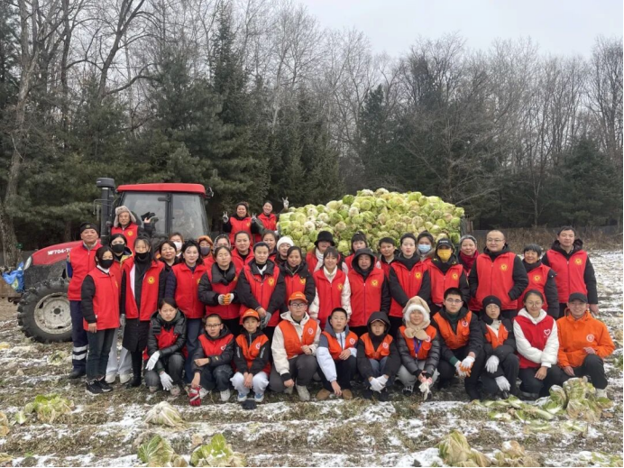 爱心白菜传递温暖 志愿服务情暖夕阳