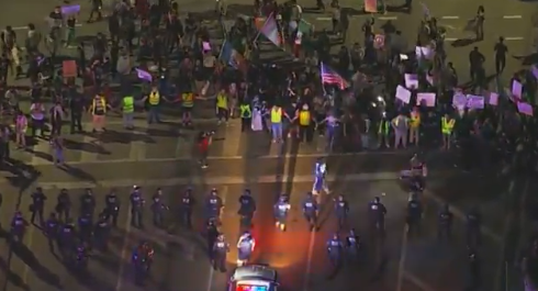 美国示威活动蔓延至得州，达拉斯市中心抗议者集会声援洛杉矶