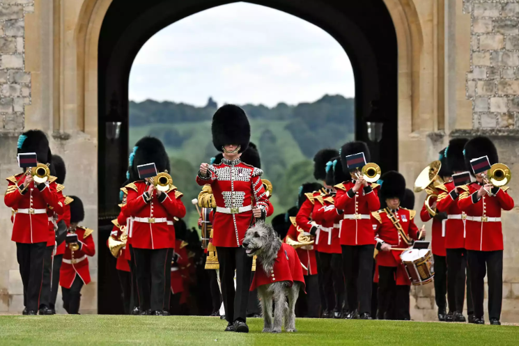 英国皇家阅兵式彩排现场,图源:people今天的英国皇家阅兵式上,凯特