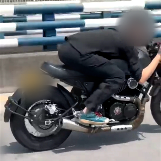 精神小伙儿骑行炫技还高调炫耀，交巡警依法严处！