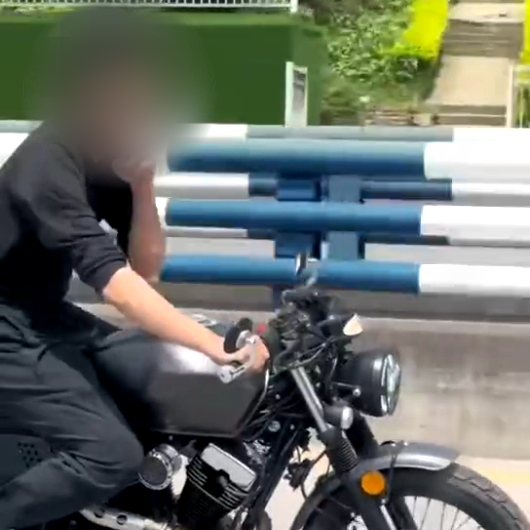 精神小伙儿骑行炫技还高调炫耀，交巡警依法严处！