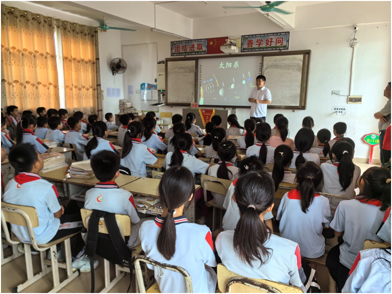 贵港市自然资源局驻村干部助力贵港市首家村级小学科普活动室揭牌启用