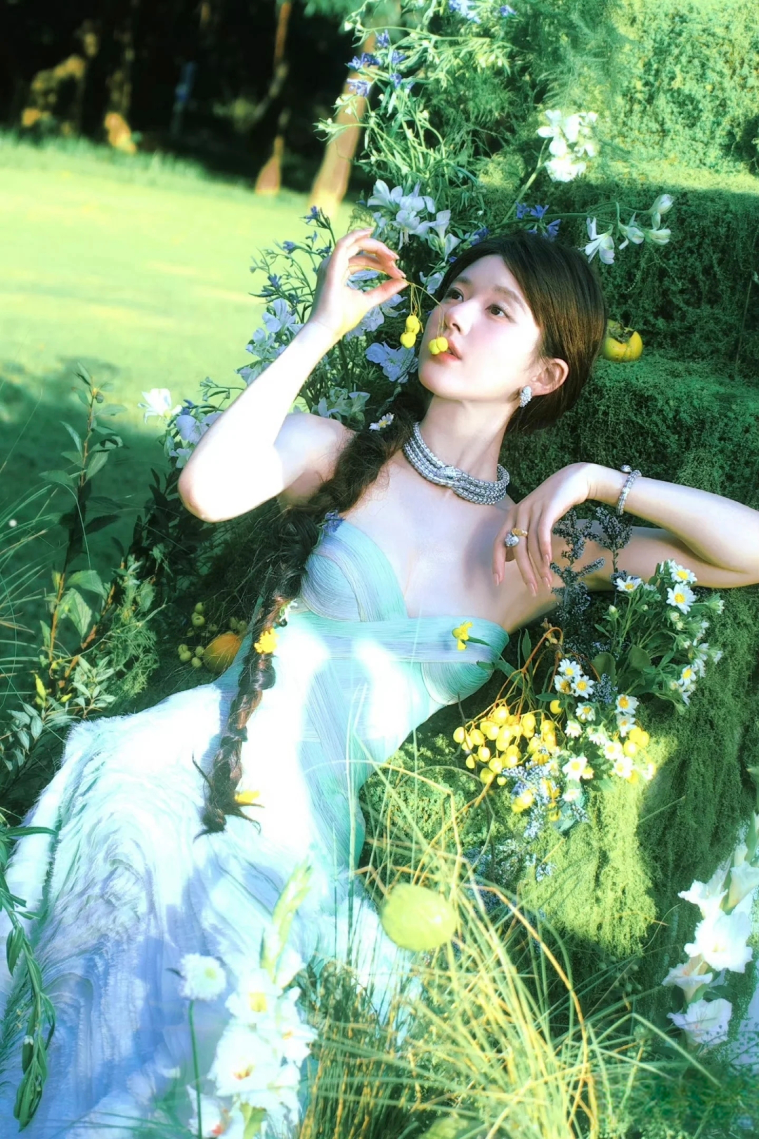"氧气女神"赵露思穿抹胸长裙,明媚阳光清新性感,愿她早日康复