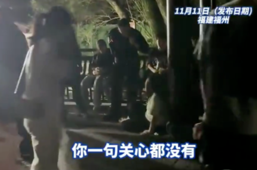 担架救人怎么使用语出惊人！福州民警半山腰救人，反被女子指责引热议……_https://www.jmylbn.com_新闻资讯_第2张